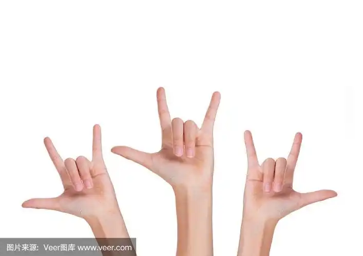 3只手用手指组成爱情标志