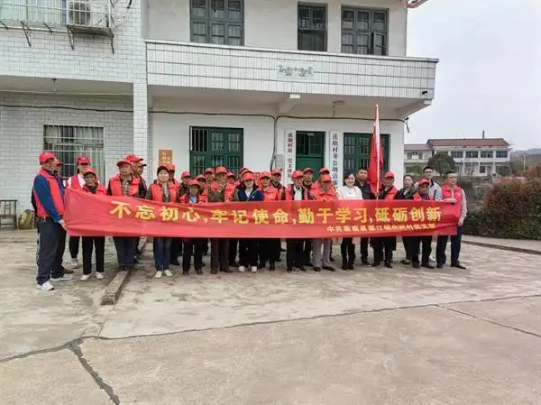 衡南县栗江镇党旗红春意浓白洲村党支部开展主题党日活动