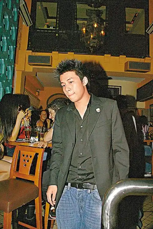 霍家三子同框!启刚发福启仁可爱,41岁单身霍启山帅气十足