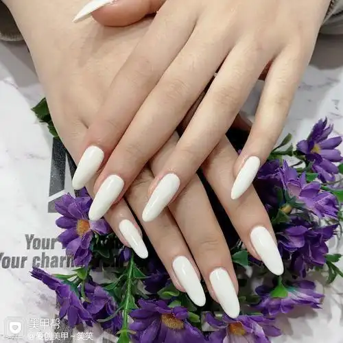 尖形白色美甲图片