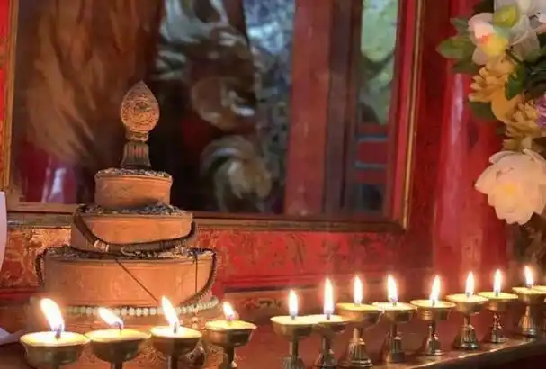 梵林文化藏传佛教供酥油灯的功德