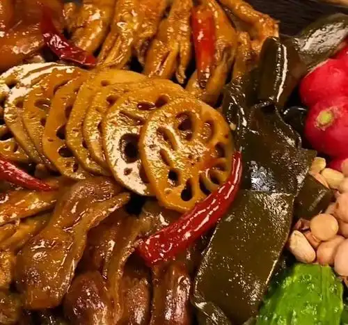 这样的卤味拼盘,每年过年我至少做30斤,上桌客人都抢,好吃够味