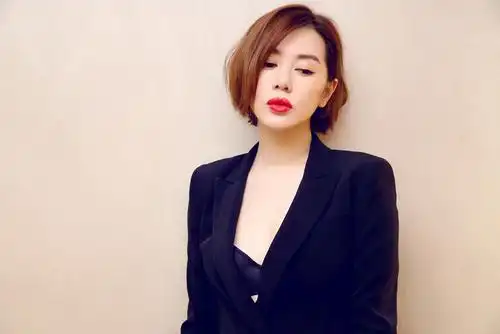 余男红唇深v西装诱惑成熟美 性感演绎知性撩人