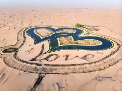 迪拜沙漠心形状爱湖采用迪拜沙漠空气的看法照片
