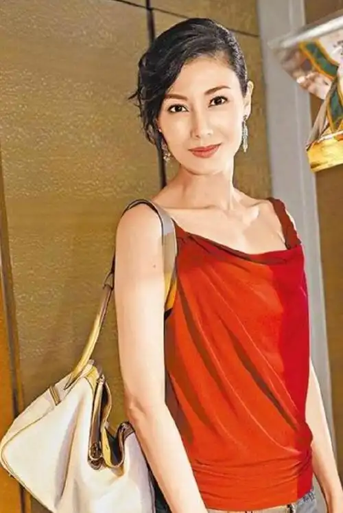 阔太李嘉欣白色衬衫,搭配墨绿皮裙子,知性帅气不失韵味