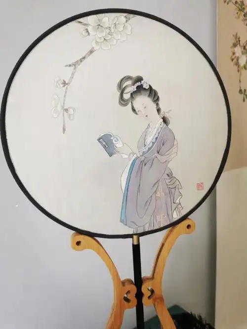 新鲜出炉工笔侍女团扇