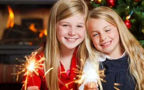 首页 可爱 圣诞快乐,两个小女孩玩烟花,快乐的孩子 壁纸 / 1280x800