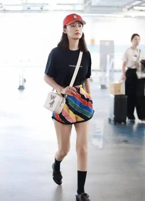 李沁打扮有一套,把"彩虹"印短裤上,"筷子腿"女生看了也羡慕_时尚_好