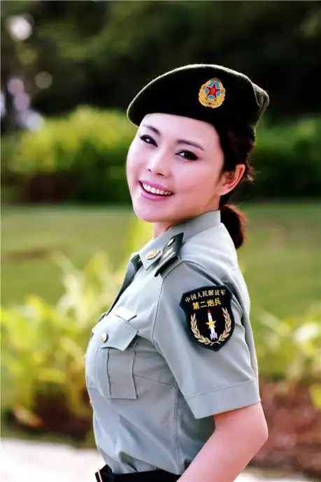 二炮文工团美女独唱演员--董冬