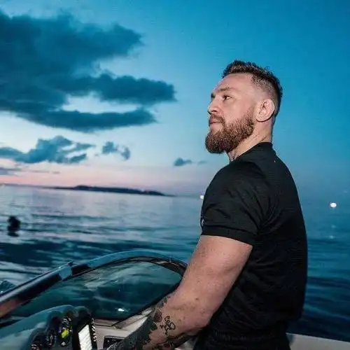 ufc嘴炮展示日常生活,开游艇呼吸海洋空气,训练程度远不如以前