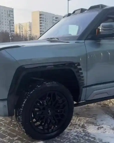 俄罗斯女土豪卖掉奔驰大g以3倍价格提仰望u8悬架调最高开上街