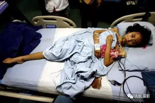 2008年5月13日,北川中学高一学生廖波从汶川地震废墟中露出头来,另一