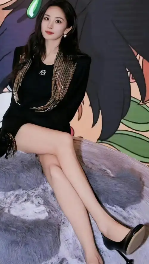 杨幂不光是大幂幂,还是腿精啊,天生的好架子!