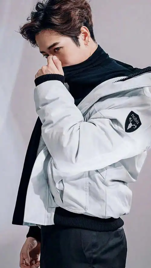 阳光少年王嘉尔帅气休闲写真