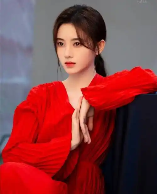 女星红衣造型,躲过了迪丽热巴,绕过了鞠婧祎,最后却败给了她!