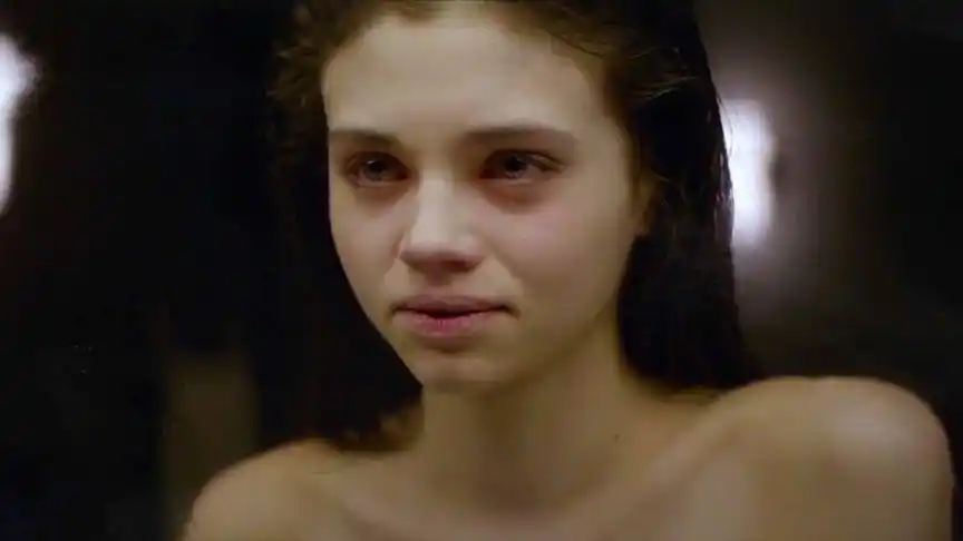 惊悚电影《镜中人》:少女被同学当众欺辱,阴暗面人格诞生复仇!