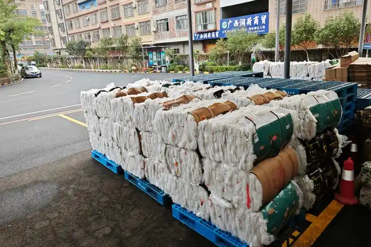 图为卷烟物流塑膜回收.陈科达摄