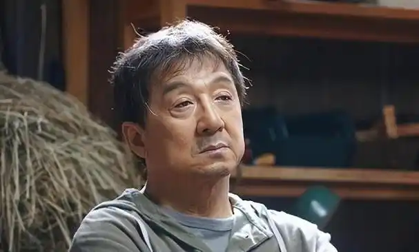 白发,眼神无光,成龙现状令人唏嘘,但还有更糟糕的事情正在发生