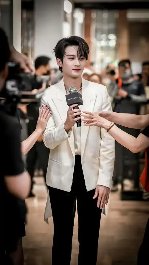 檀健次 #完美侧颜杀 #西装杀 今天是白马王子0699 - 抖音