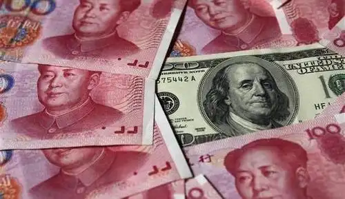 图为包围100美元纸币的100元人民币纸币.