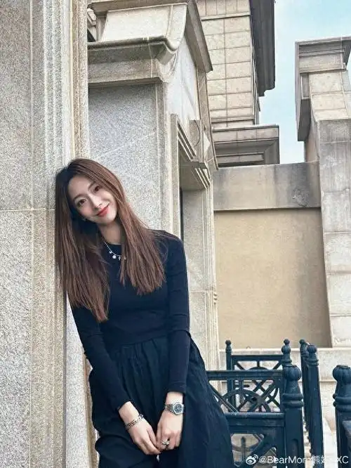 又撒狗粮了翟晓川妻子晒二人的出游照