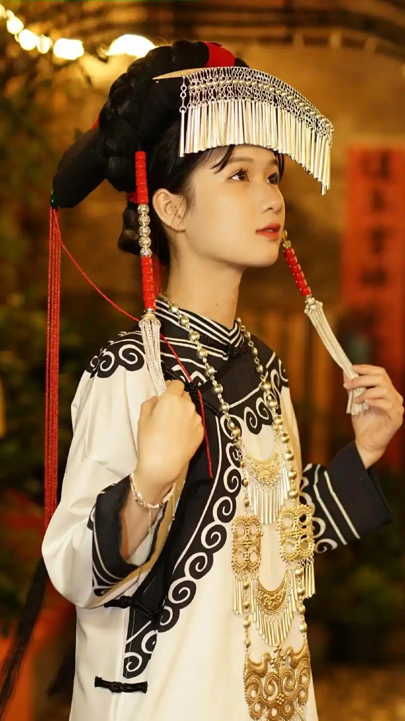 甜美的白月光女孩 在黄姚古镇化身彝族姑娘 少女天生的灵动 少数民族