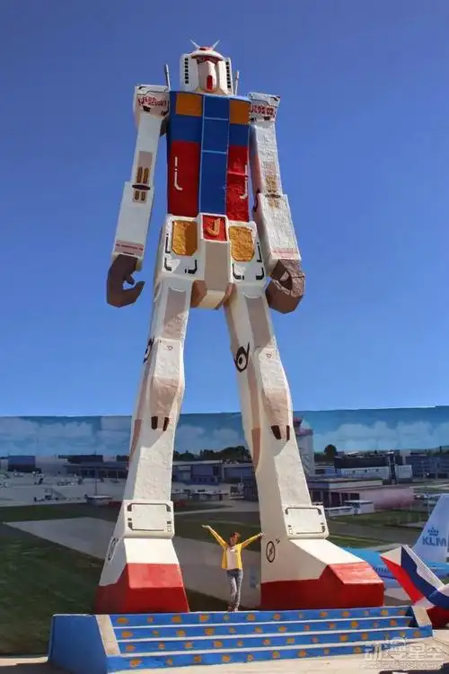 菲律宾惊现1:1元祖高达 造型奇葩神似陪葬品