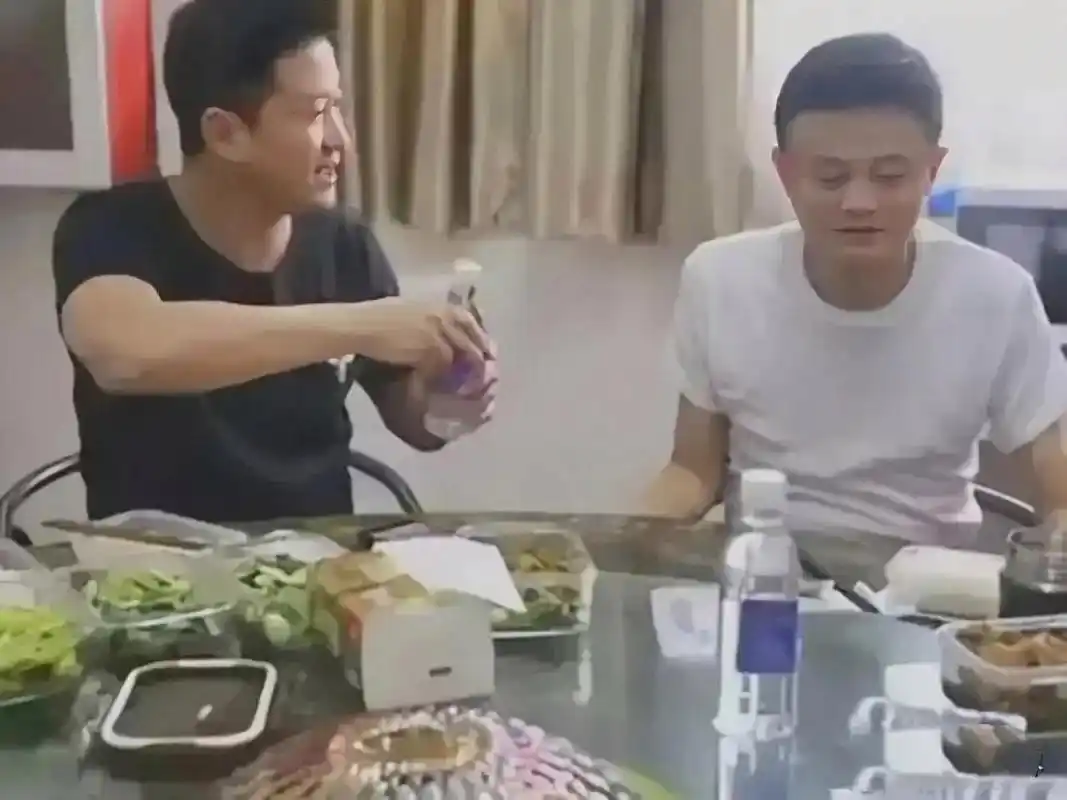 吴京和马云早年一起吃饭时,场面十分简单朴素.