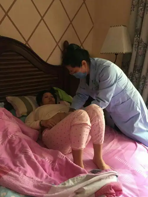 刘惟主治医师细心为产妇进行检查.