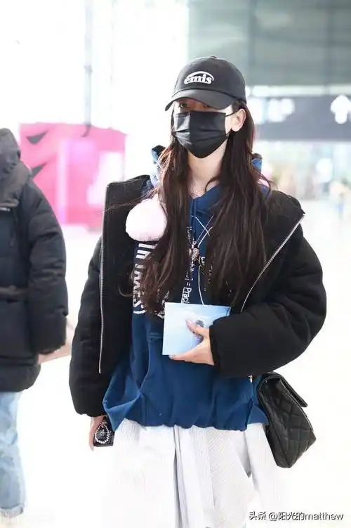 街拍:杨超越黑色短外套 棒球帽 牛仔裤 长衬衫时尚随性_上海_机场_粗