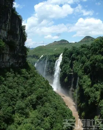 厚,面积越来越大,遂在峡谷两壁孕育出规模宏大,气势磅礴的钙化瀑布群