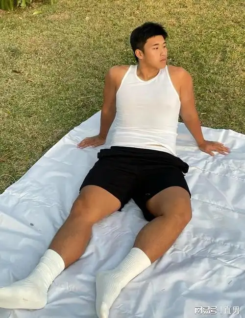 这枚足球运动员有点壮白袜也很上头哦