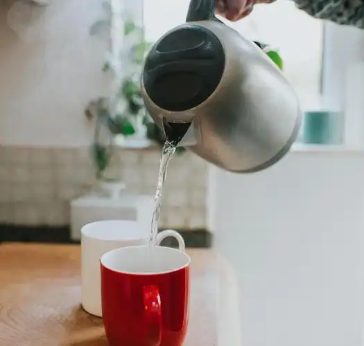 多喝"热"水存在健康隐患!这样喝水才科学