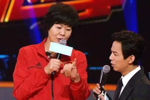 女排主帅郎平动态更新,携手丈夫一同亮相美国,正式开启休假模式