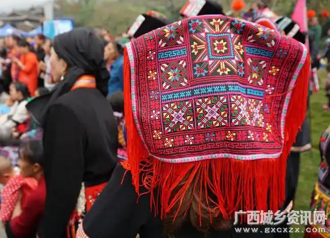 一般是从正面绣的,但在华江瑶族乡,瑶族刺绣最具特色的是反面刺绣,即