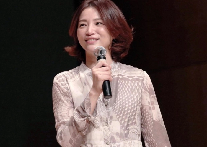 董卿素颜都这么美,穿印花衬衫连衣裙精致优雅,真是职场穿搭楷模