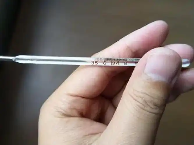 一个多月大的婴儿夏天持续发烧38度应该如何处理