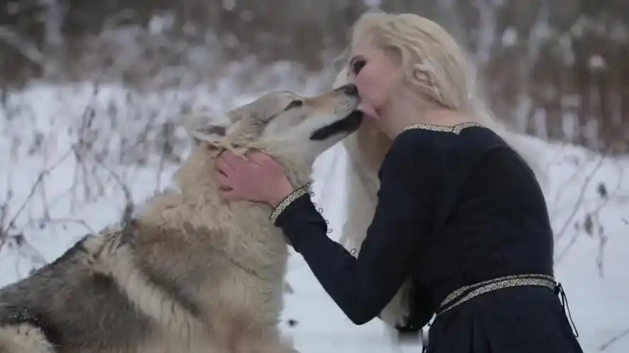 硬核战斗民族美女与草原狼抱在一起拍唯美写真
