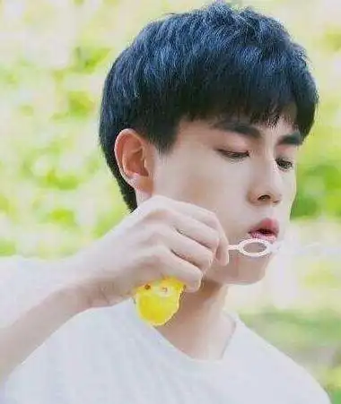 胡一天是17年行走的热搜?不!他的2018更撩!