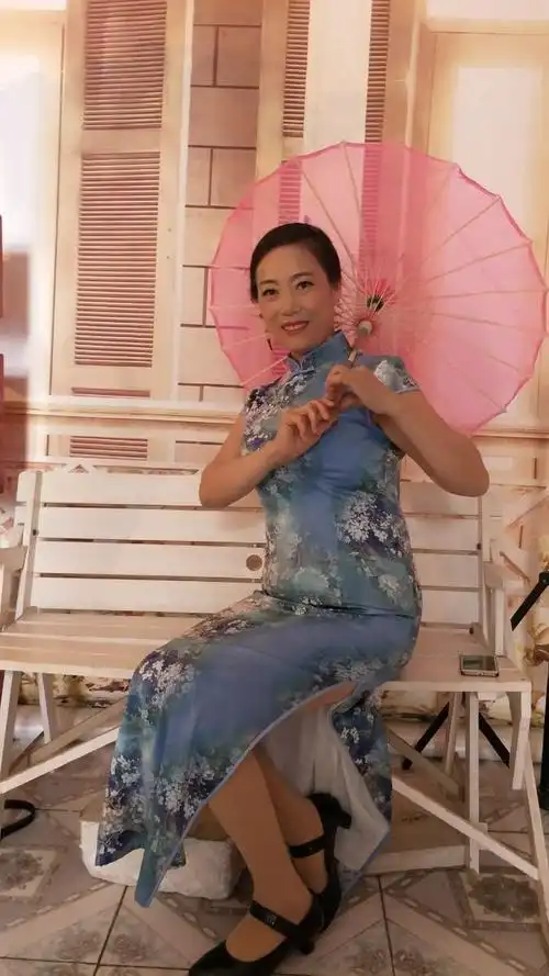 这位已经退隐教育界的王大姐,我们的旗袍舞神,只要她登上舞台,马上