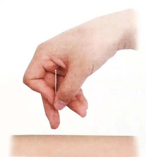 如下图——操作手势为:右手拇,食二指持针,中指靠紧穴位,并用指腹抵住