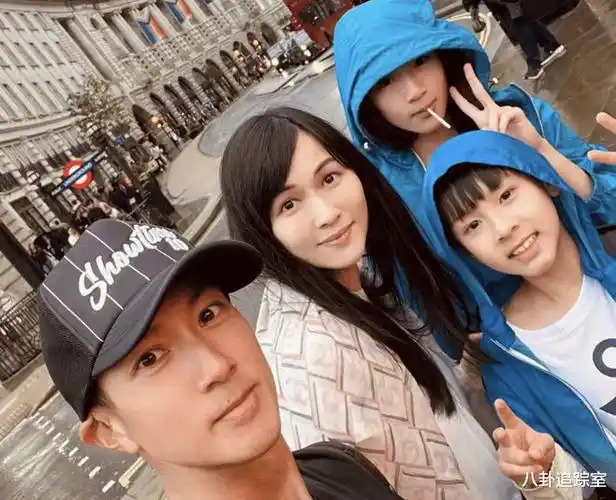 吴尊女儿近照引争议双腿太细似骷髅被骂太虚荣五官如爸复制