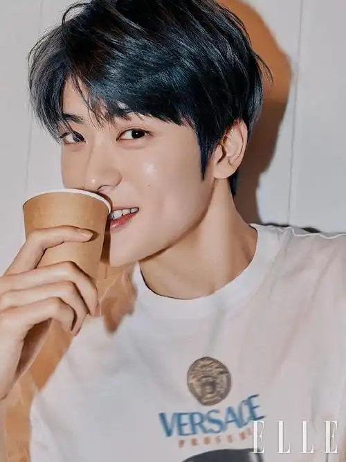 郑在玹画报天才#99#郑在玹的日常#200117 elle