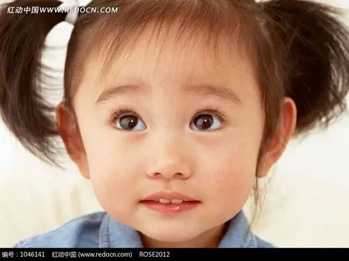 瞪着大眼睛的可爱小女孩