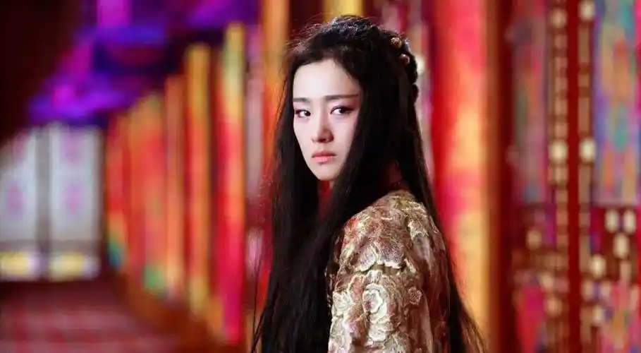 《满城尽带黄金甲》中巩俐知道周润发下药,为什么她还要喝?