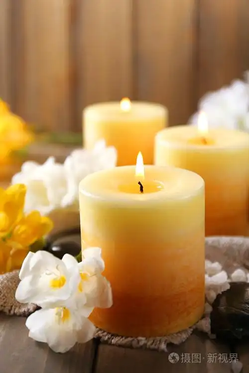 美丽的蜡烛与鲜花