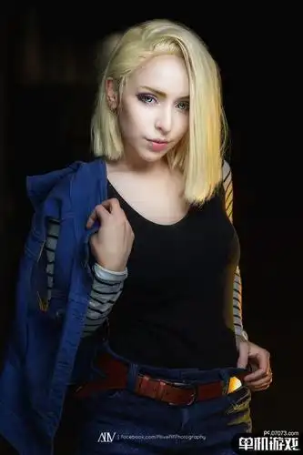 神还原《龙珠》人造人18号cos:冷艳性感身材惹火