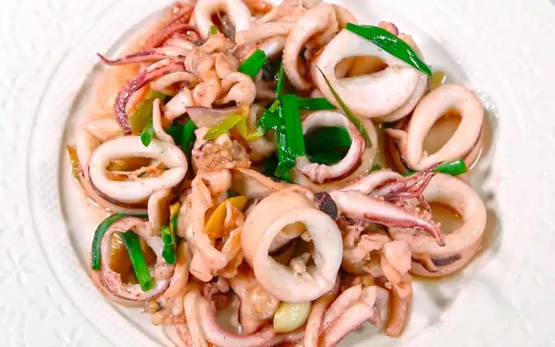 生炒鱿鱼海边渔民家常做法简单的爆炒出来原汁原味鱿鱼圈很美味