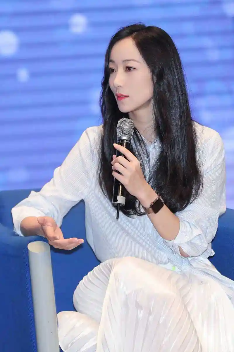 韩雪骨子里透着高级感,穿条纹衬衫配半身裙,毫无医美痕迹真漂亮