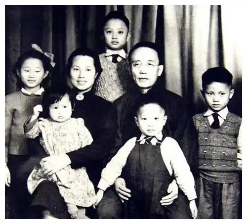 郭沫若离世后妻子于立群在遗物发现一张旧照不久便自缢身而亡